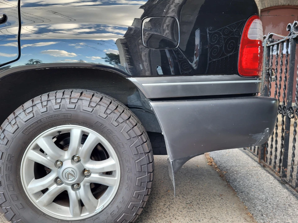 2005 Lexus LX 2nd Gen - Image 25 of 31