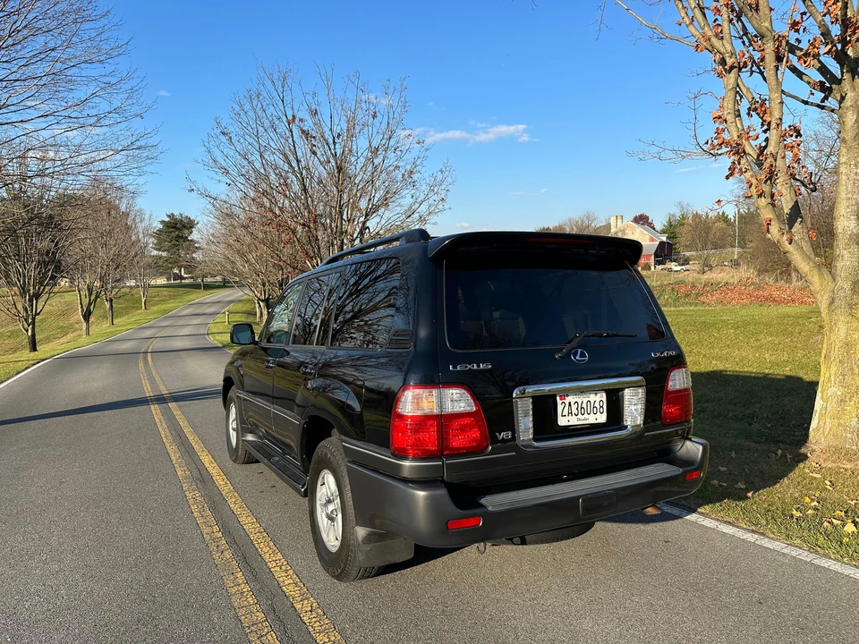 2005 Lexus LX 2nd Gen - Image 17 of 31