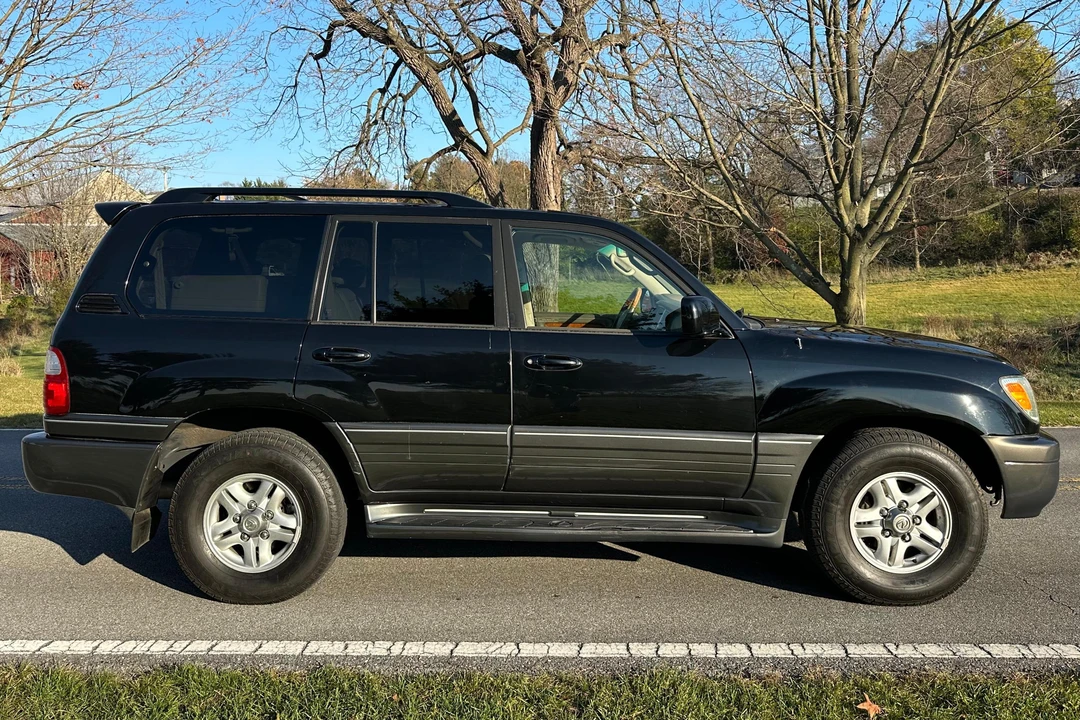2005 Lexus LX 2nd Gen - Image 3 of 31