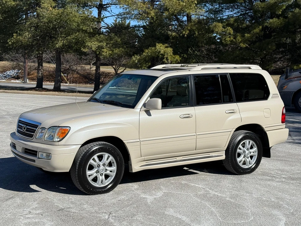 2005 Lexus LX 2nd Gen - Image 10 of 31