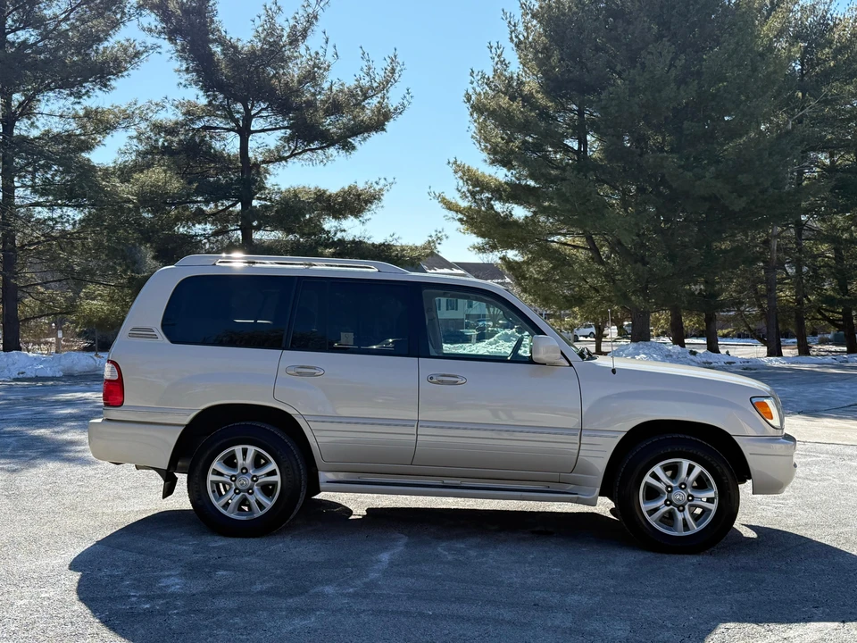 2005 Lexus LX 2nd Gen - Image 21 of 31