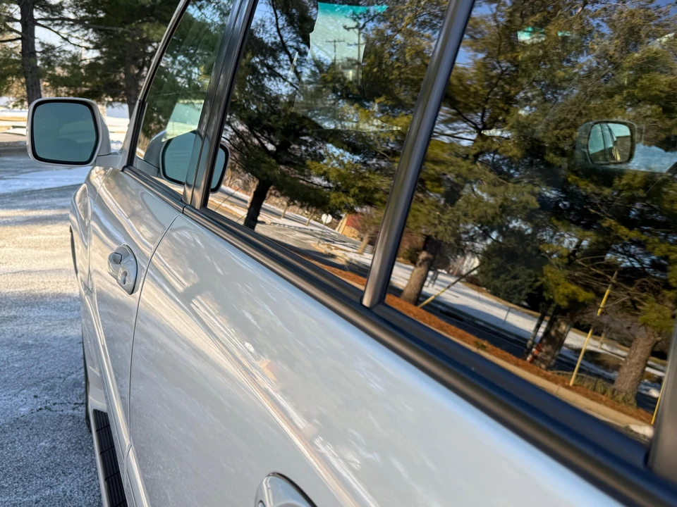 2005 Lexus LX 2nd Gen - Image 27 of 31