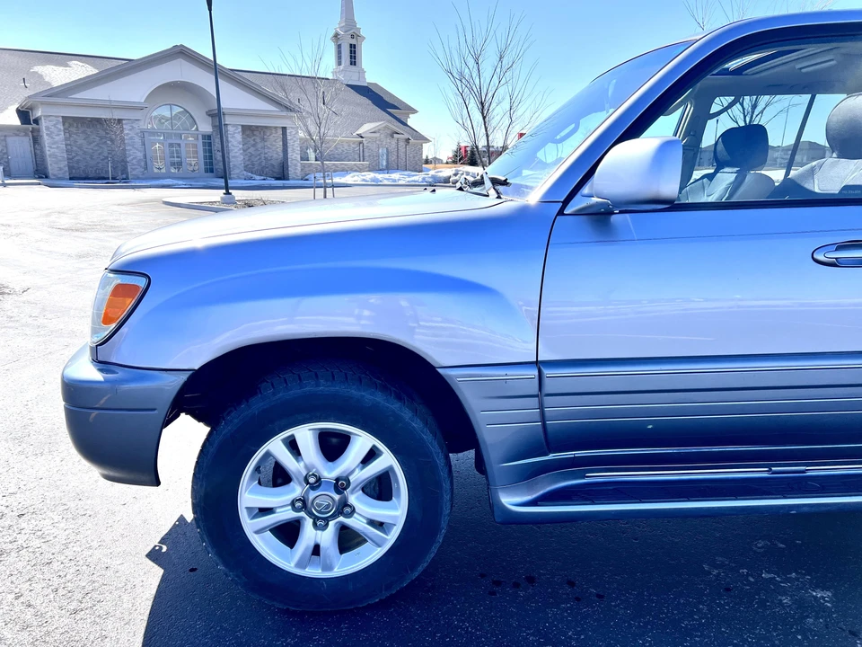 2005 Lexus LX 2nd Gen - Image 25 of 31
