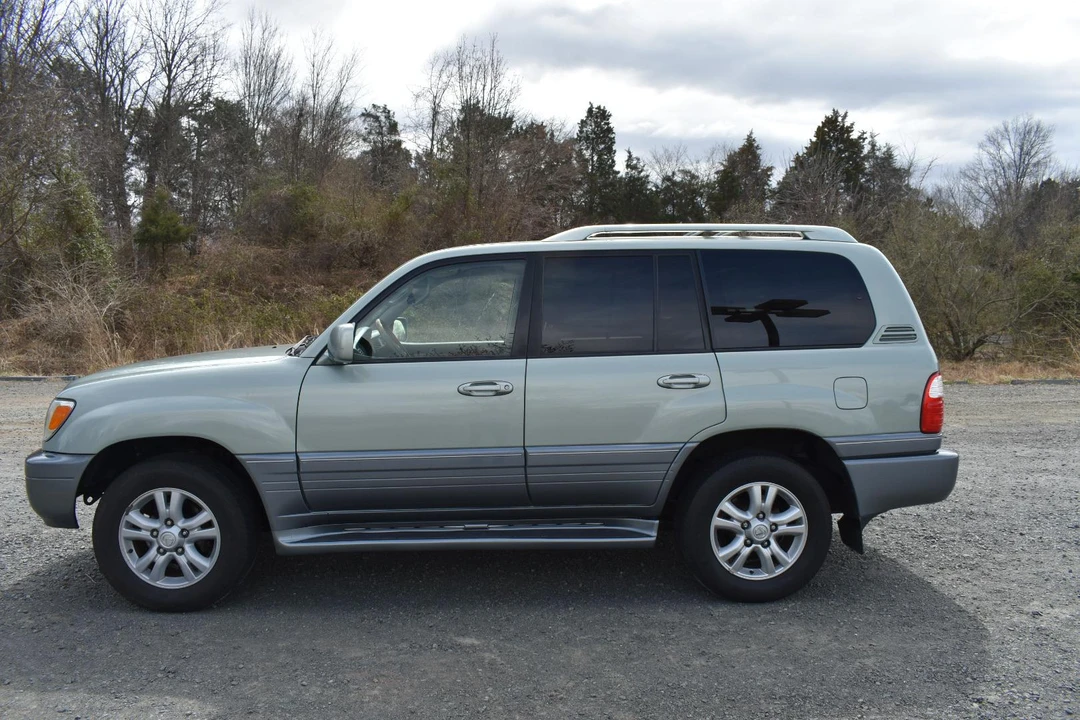 2005 Lexus LX 2nd Gen - Image 10 of 31