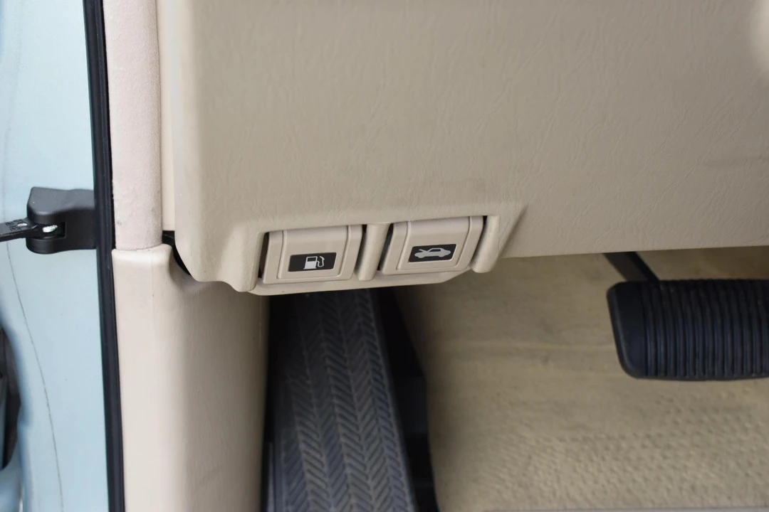 2005 Lexus LX 2nd Gen - Image 31 of 31