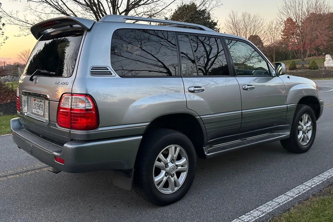 2005 Lexus LX 2nd Gen - Image 4 of 31
