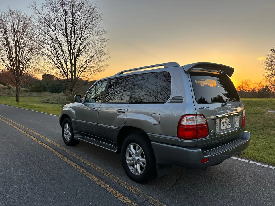 2005 Lexus LX 2nd Gen - Image 28 of 31