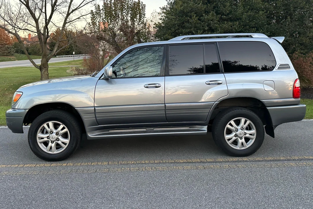 2005 Lexus LX 2nd Gen - Image 3 of 31