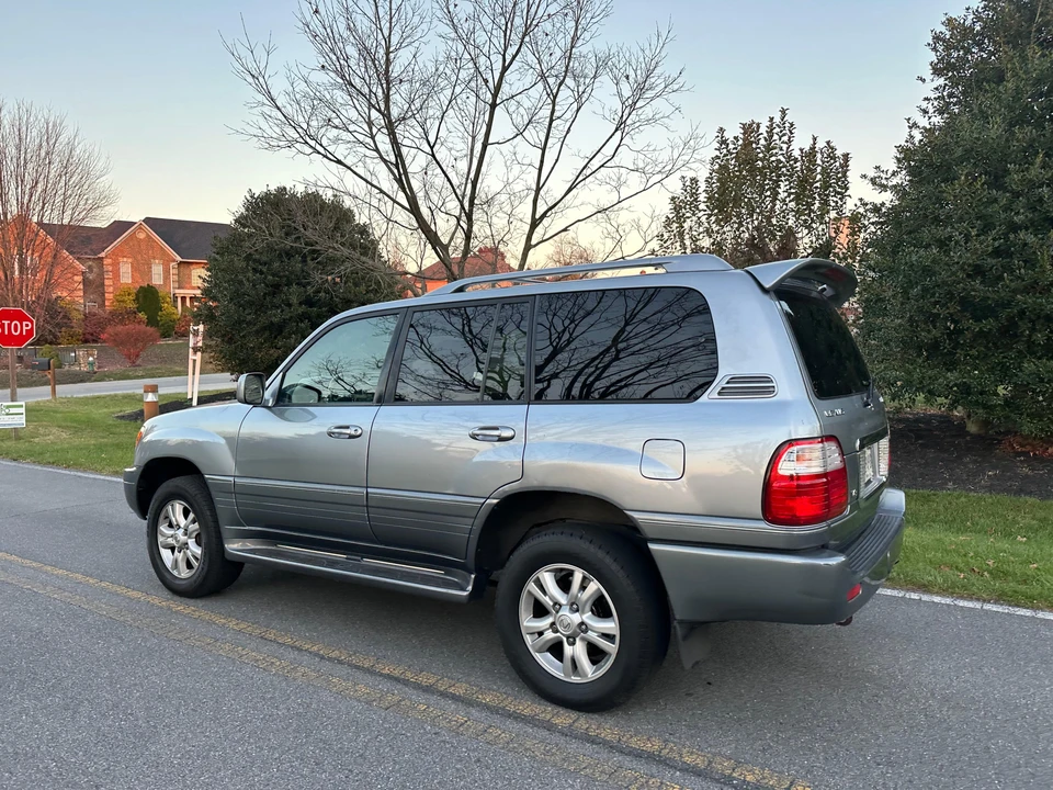 2005 Lexus LX 2nd Gen - Image 27 of 31