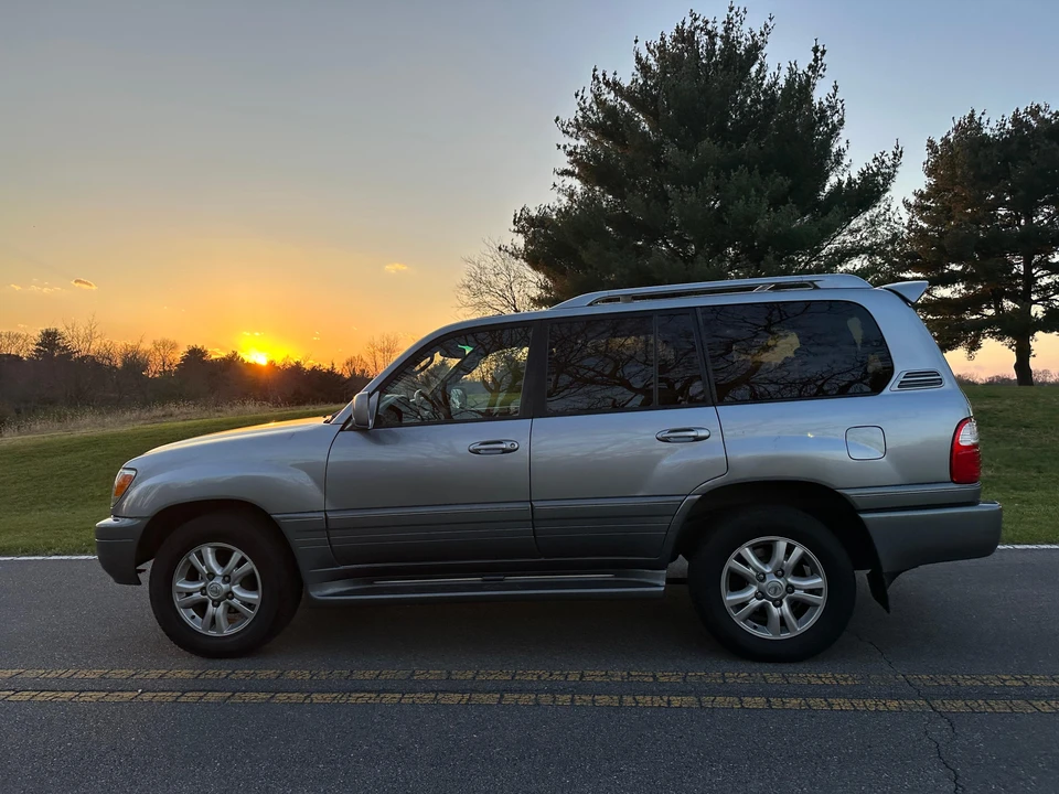 2005 Lexus LX 2nd Gen - Image 23 of 31