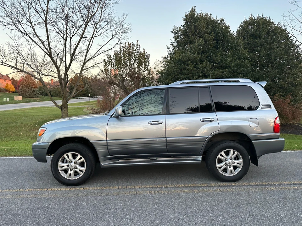 2005 Lexus LX 2nd Gen - Image 25 of 31