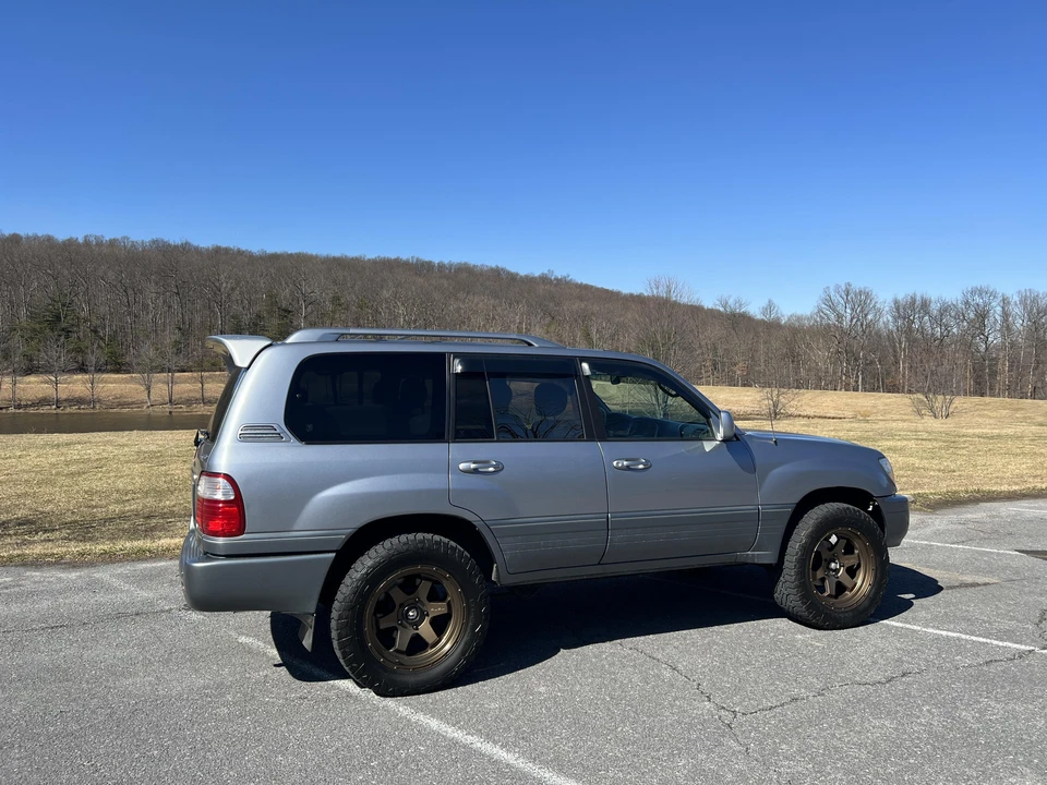 2005 Lexus LX 2nd Gen - Image 23 of 31