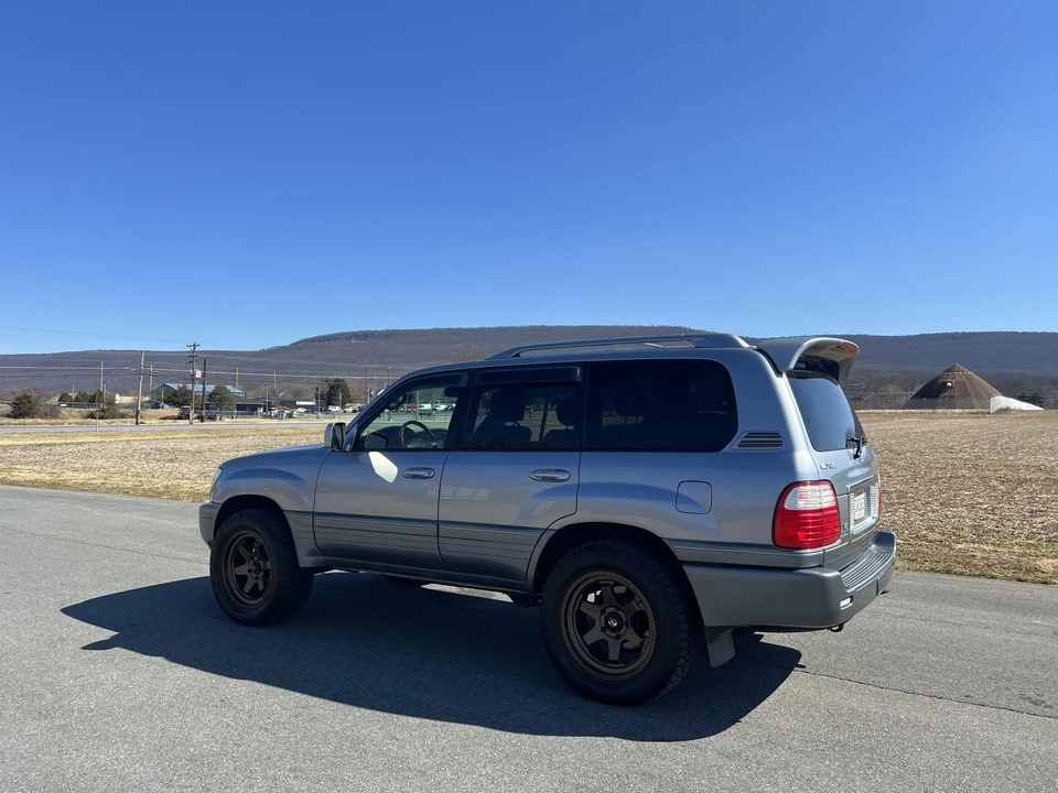 2005 Lexus LX 2nd Gen - Image 18 of 31