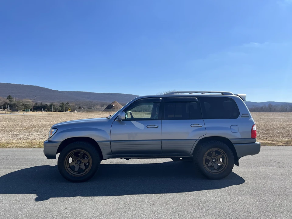 2005 Lexus LX 2nd Gen - Image 17 of 31