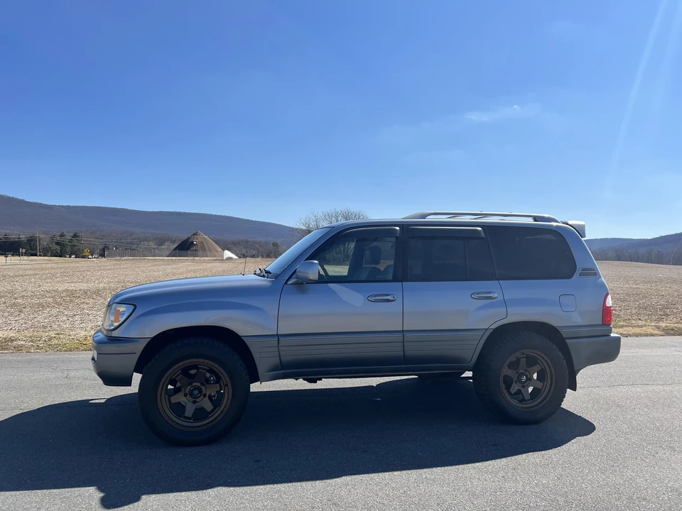 2005 Lexus LX 2nd Gen - Image 16 of 31