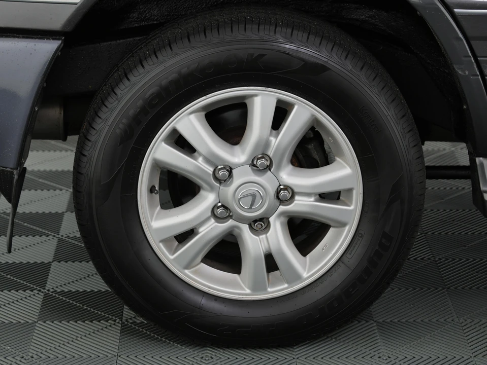 2005 Lexus LX 2nd Gen - Image 29 of 31