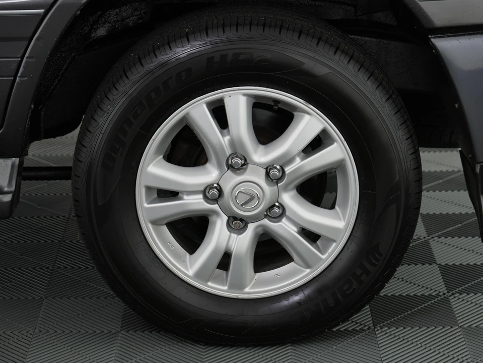 2005 Lexus LX 2nd Gen - Image 28 of 31