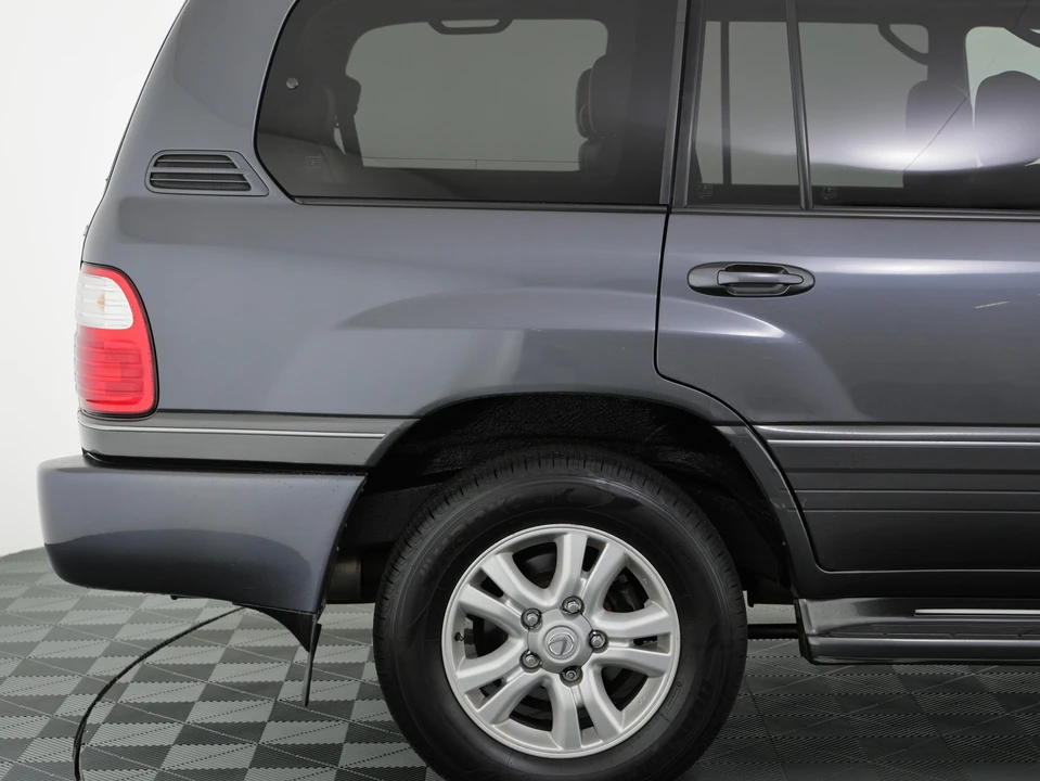 2005 Lexus LX 2nd Gen - Image 25 of 31