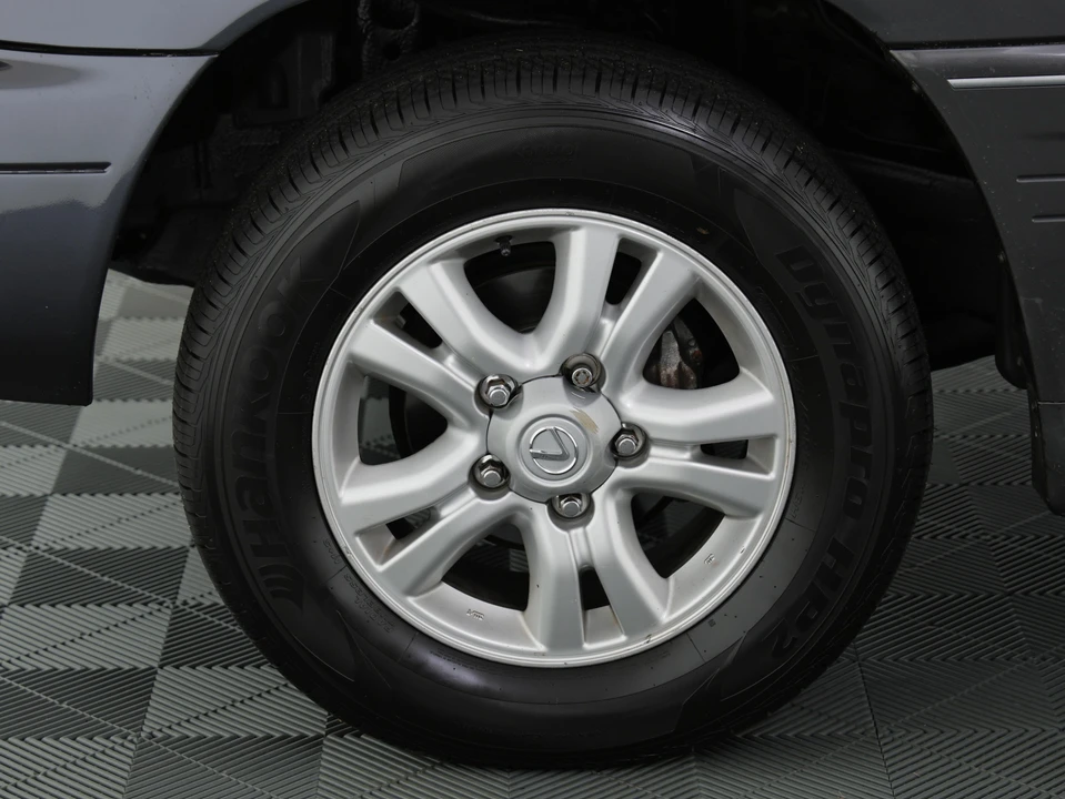 2005 Lexus LX 2nd Gen - Image 27 of 31