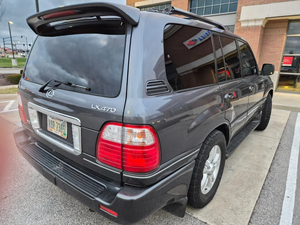 2005 Lexus LX 2nd Gen - Image 10 of 11