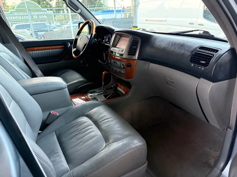 2005 Lexus LX 2nd Gen - Image 10 of 14