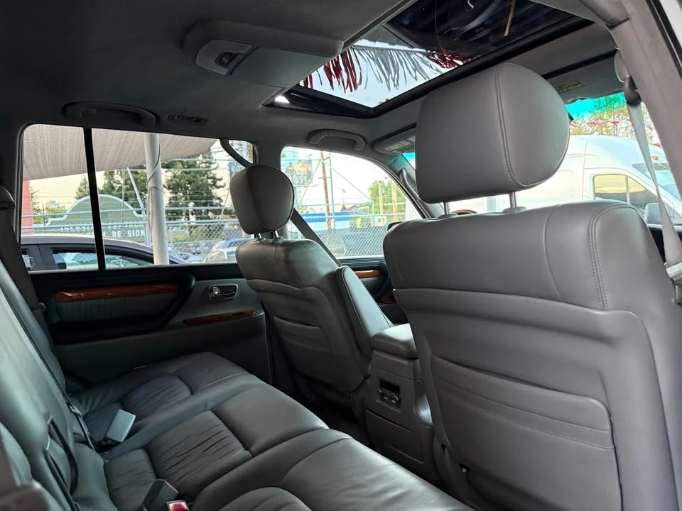 2005 Lexus LX 2nd Gen - Image 12 of 14
