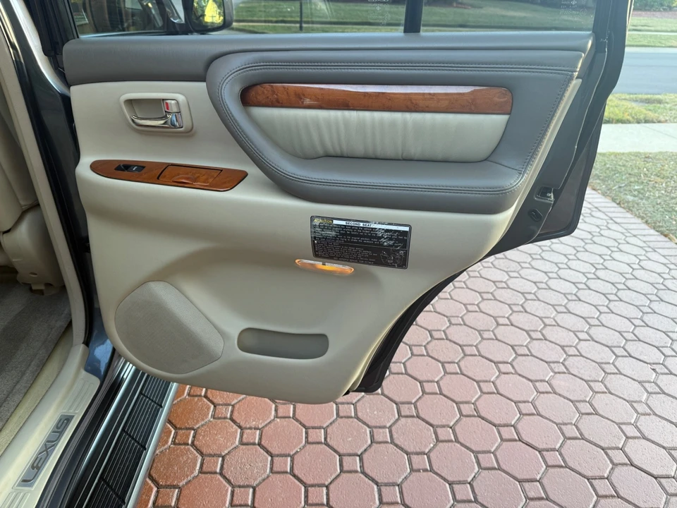 2005 Lexus LX 3rd Gen - Image 18 of 21