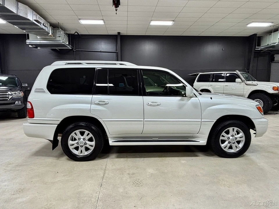 2005 Lexus LX 2nd Gen - Image 10 of 12