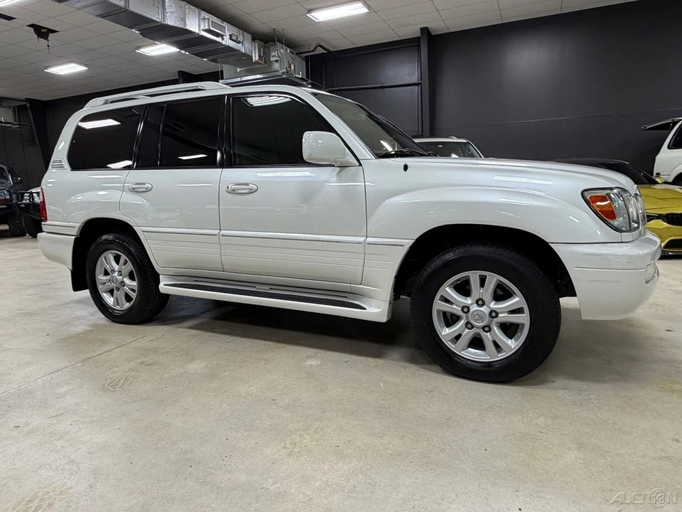 2005 Lexus LX 2nd Gen - Image 10 of 12