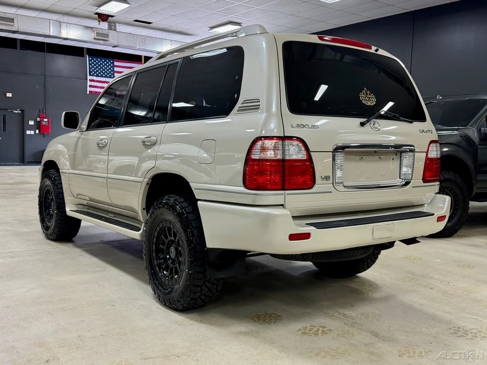2005 Lexus LX 2nd Gen - Image 11 of 12