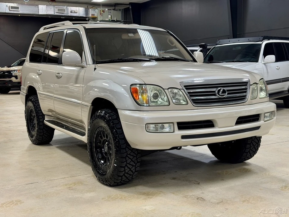 2005 Lexus LX 2nd Gen - Image 6 of 12