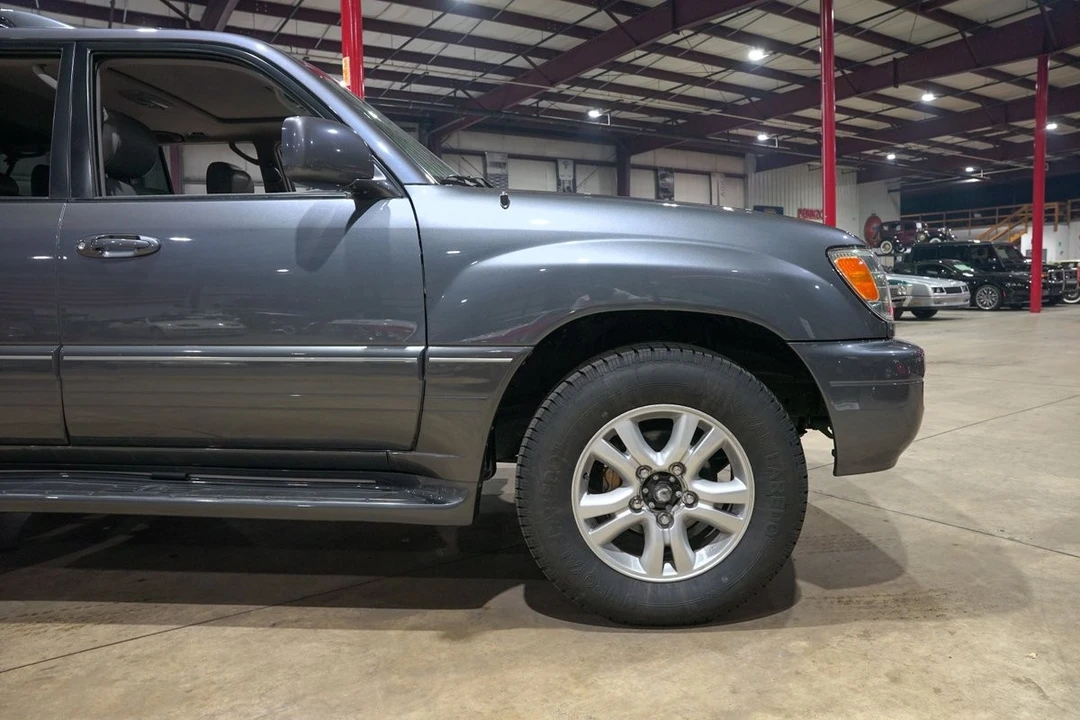 2005 Lexus LX 2nd Gen - Image 11 of 12