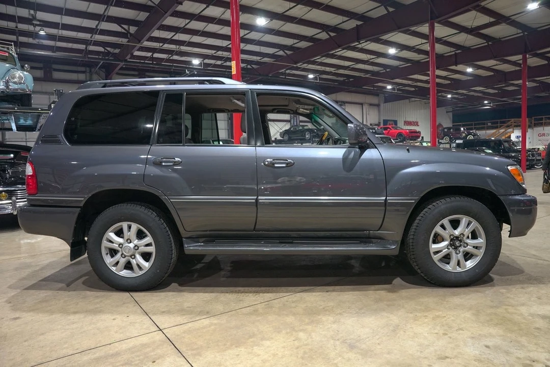 2005 Lexus LX 2nd Gen - Image 10 of 12