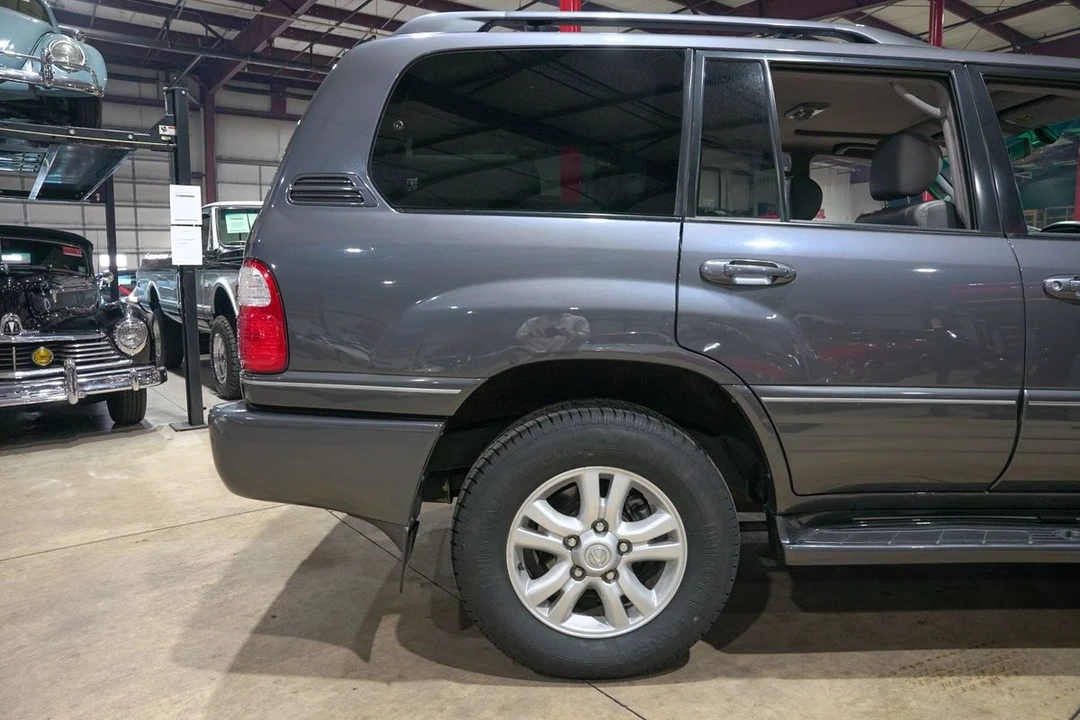 2005 Lexus LX 2nd Gen - Image 9 of 12