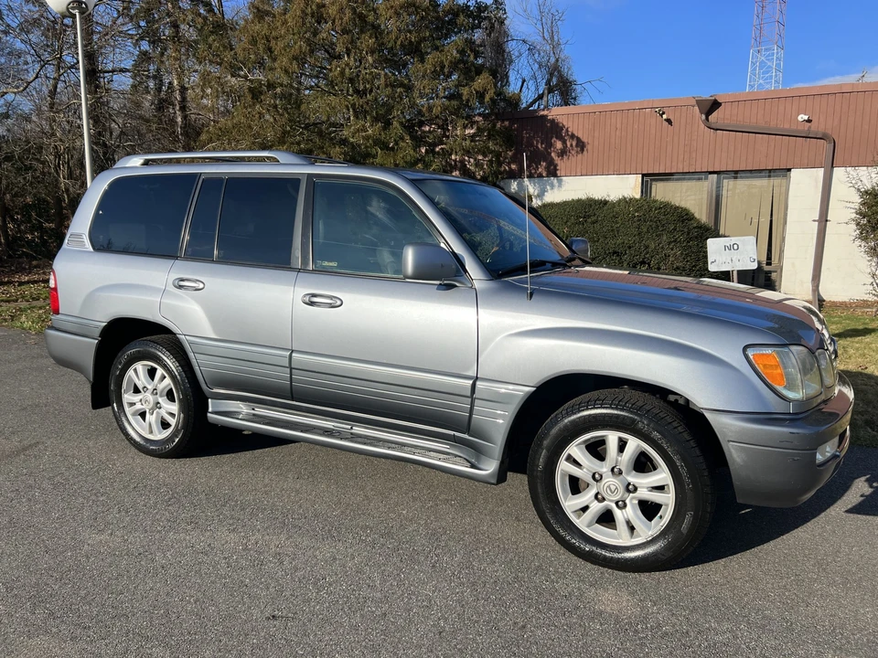 2005 Lexus LX 2nd Gen - Image 10 of 31
