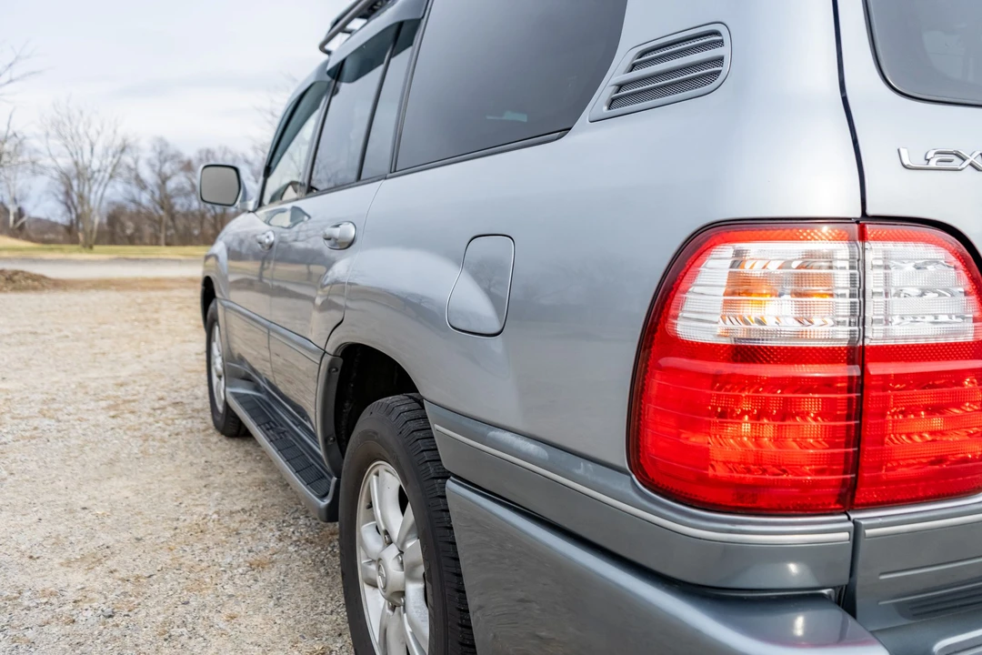 2005 Lexus LX 2nd Gen - Image 24 of 31
