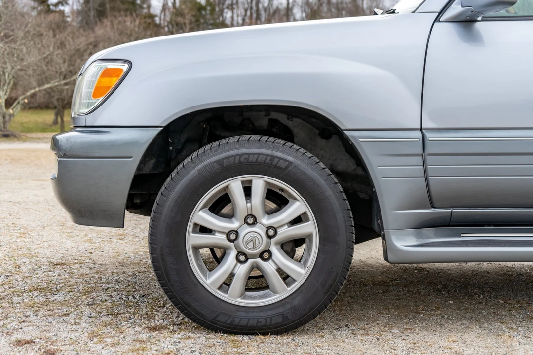 2005 Lexus LX 2nd Gen - Image 29 of 31