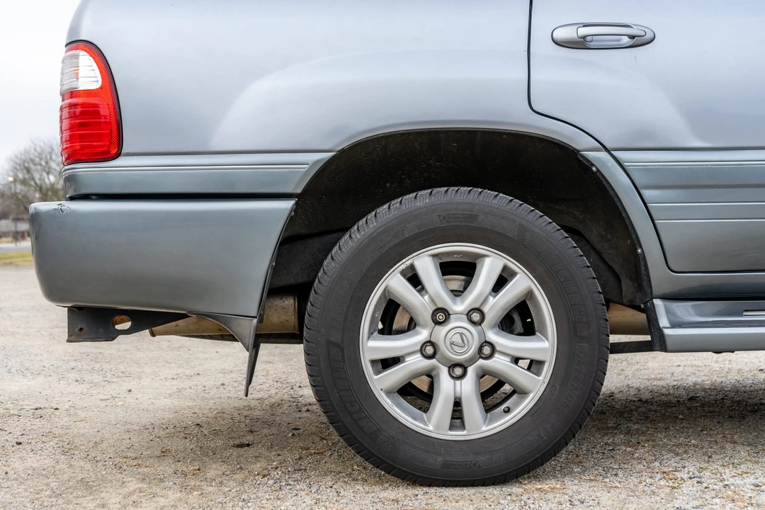 2005 Lexus LX 2nd Gen - Image 17 of 31
