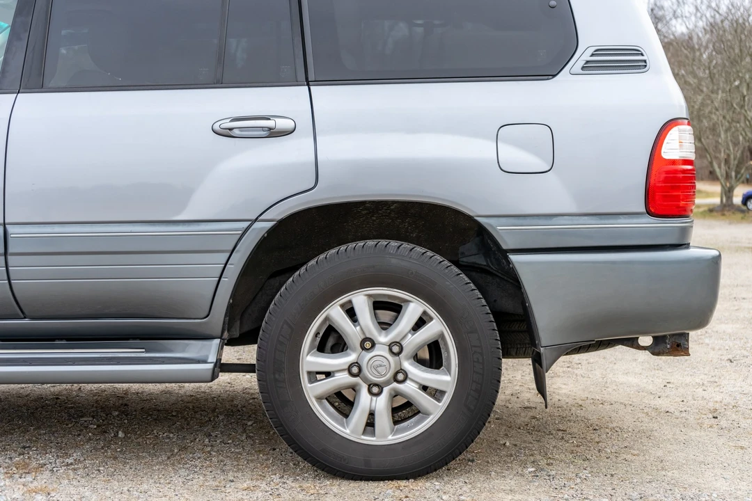 2005 Lexus LX 2nd Gen - Image 27 of 31