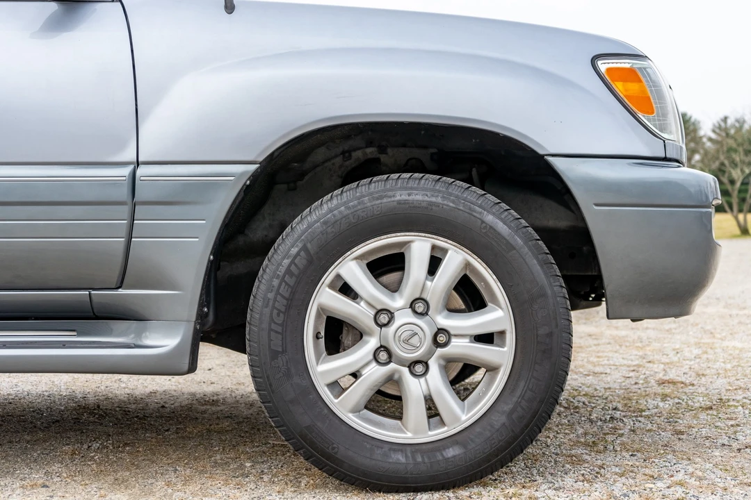 2005 Lexus LX 2nd Gen - Image 14 of 31