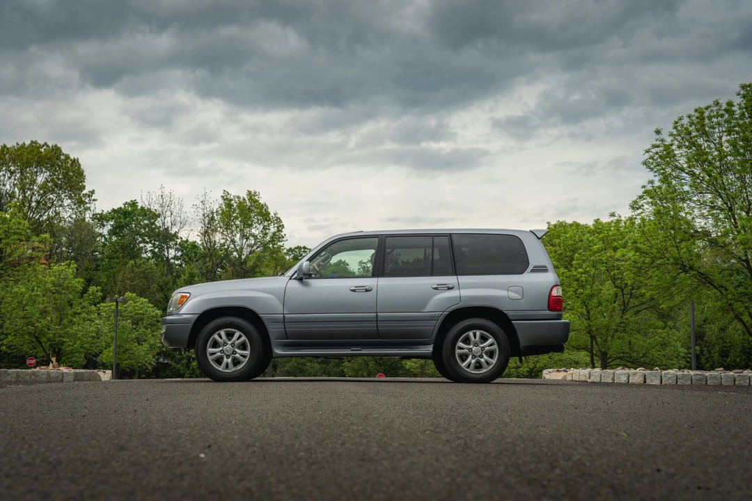 2005 Lexus LX 2nd Gen - Image 9 of 31