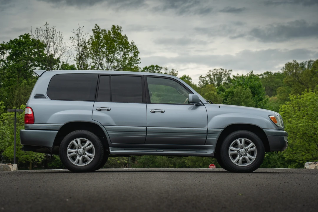 2005 Lexus LX 2nd Gen - Image 3 of 31