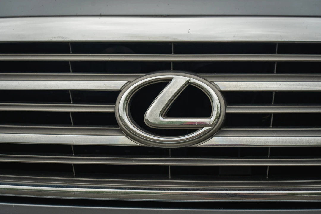 2005 Lexus LX 2nd Gen - Image 16 of 31