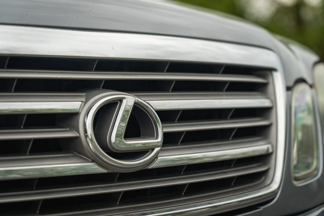 2005 Lexus LX 2nd Gen - Image 15 of 31