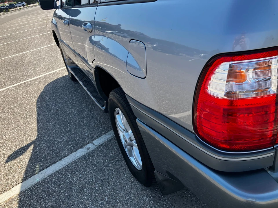 2005 Lexus LX 2nd Gen - Image 28 of 31