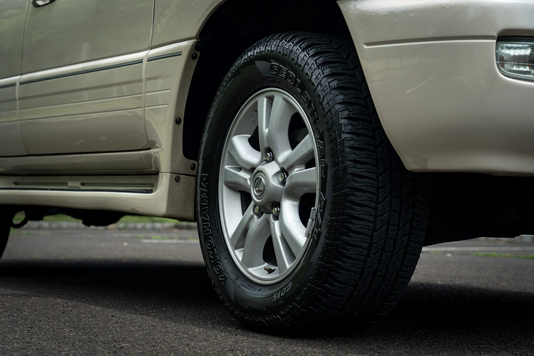 2005 Lexus LX 2nd Gen - Image 21 of 31