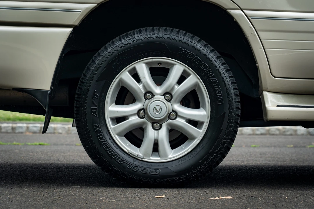 2005 Lexus LX 2nd Gen - Image 20 of 31