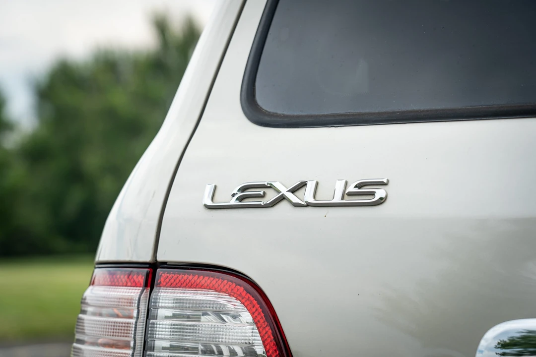 2005 Lexus LX 2nd Gen - Image 16 of 31