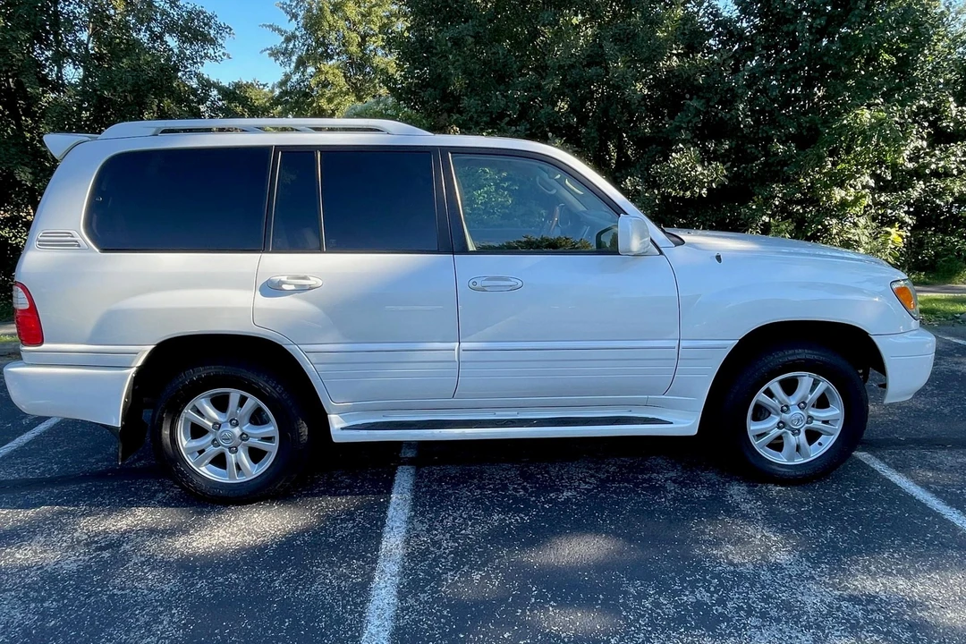 2005 Lexus LX 2nd Gen - Image 17 of 31