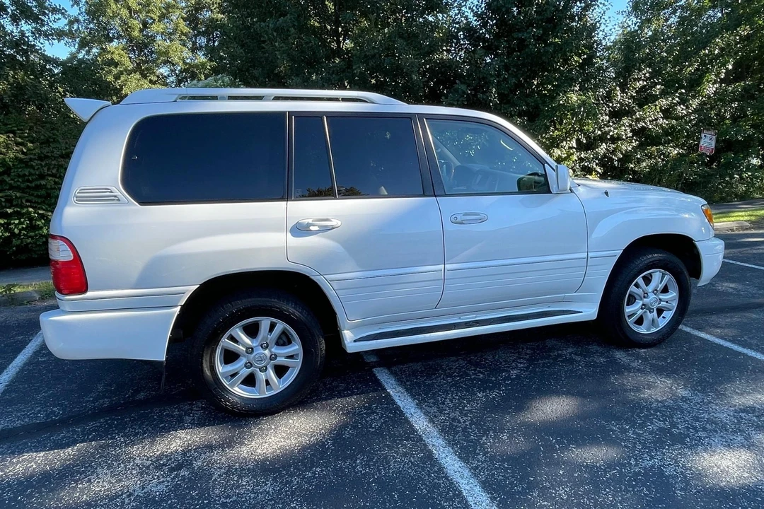 2005 Lexus LX 2nd Gen - Image 16 of 31